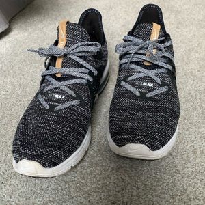 Nike AirMax tennis shoe. Lightly worn. Size 9.5